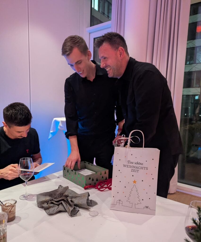 Loyamo Weihnachtsfeier Geschenkuebergabe 2025